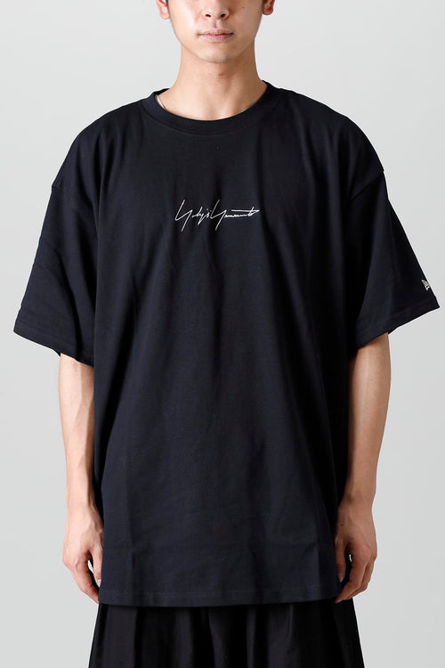 ニューエラ × ヨウジヤマモト ロゴプリント ラウンドヘム ショートスリーブTシャツ - Yohji Yamamoto