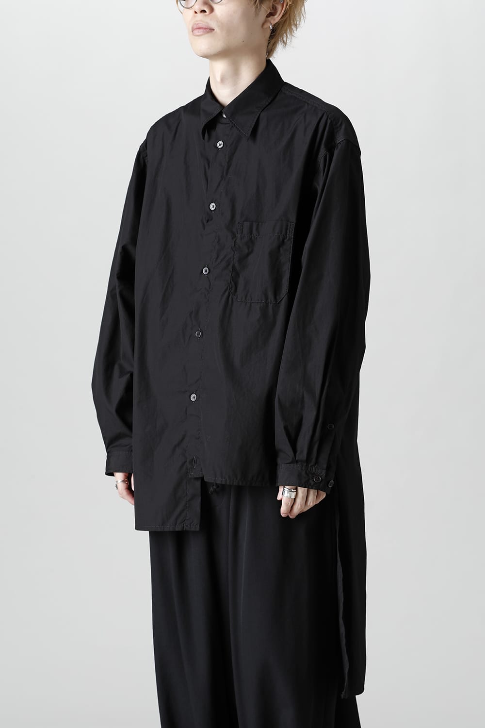 HX-B66-005-Black | 前裾段違い 環縫いブラウス ブラック | Yohji