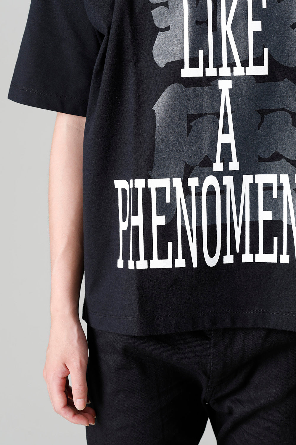 ILLCS22A-028-black | SOMETHING LIKE A PHENOMENON 銀座 Tシャツ 