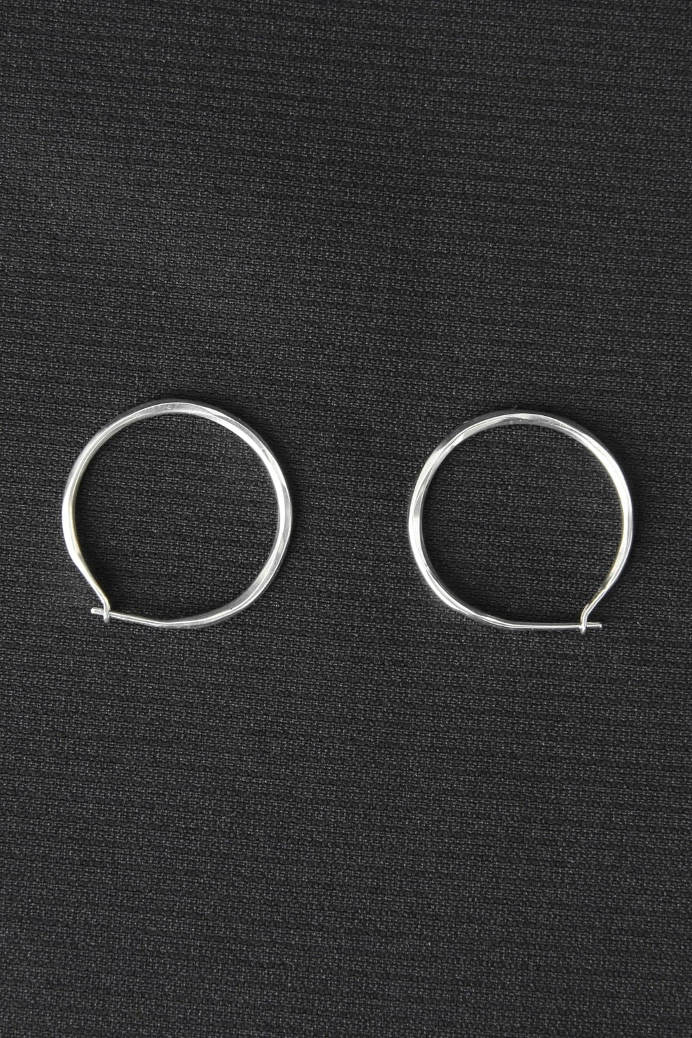 M4512 | Hoop Earrings Fine Hammered | WERKSTATT:MÜNCHEN | Online