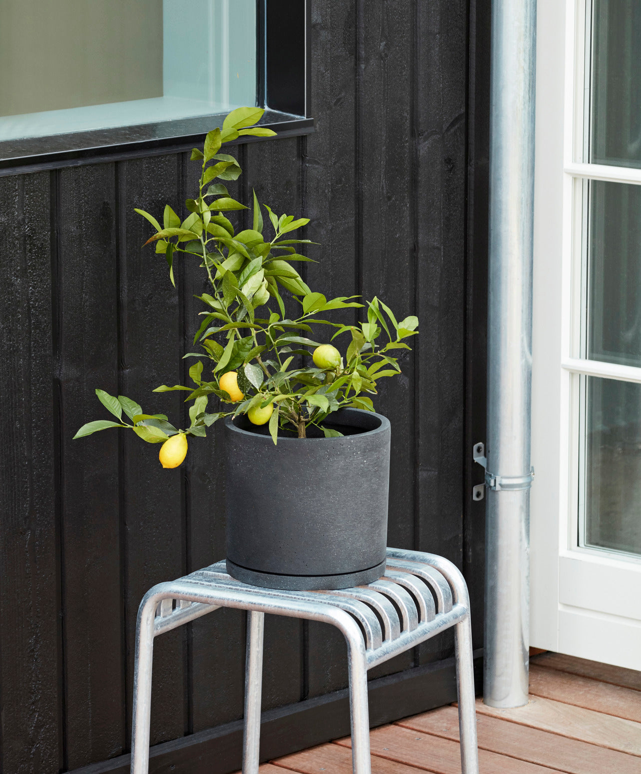 HAY, Plant pot with saucer ruukku, musta, Palissade terassituoli, galvanoitu teräs - ruukut, terassikalusteet, Spazio