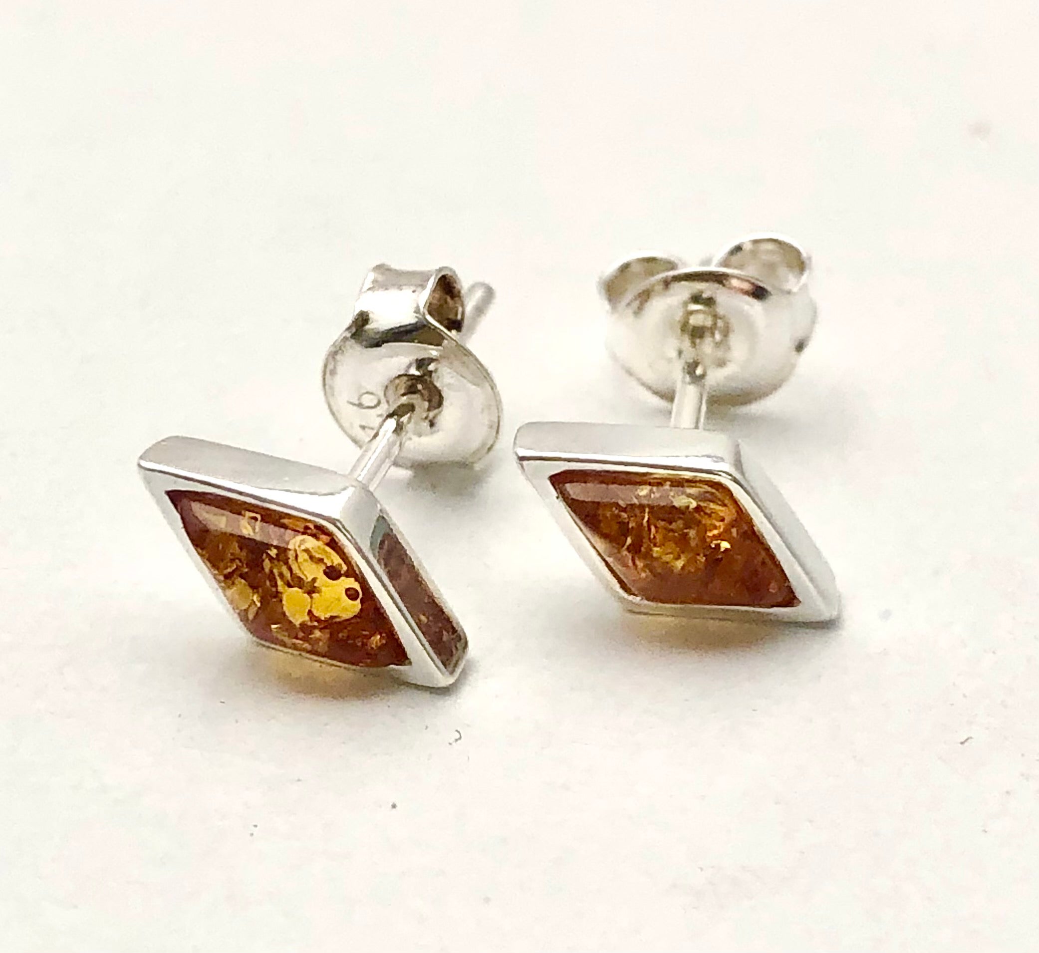 HONEY AMBER DIAMOND SHAPE POST