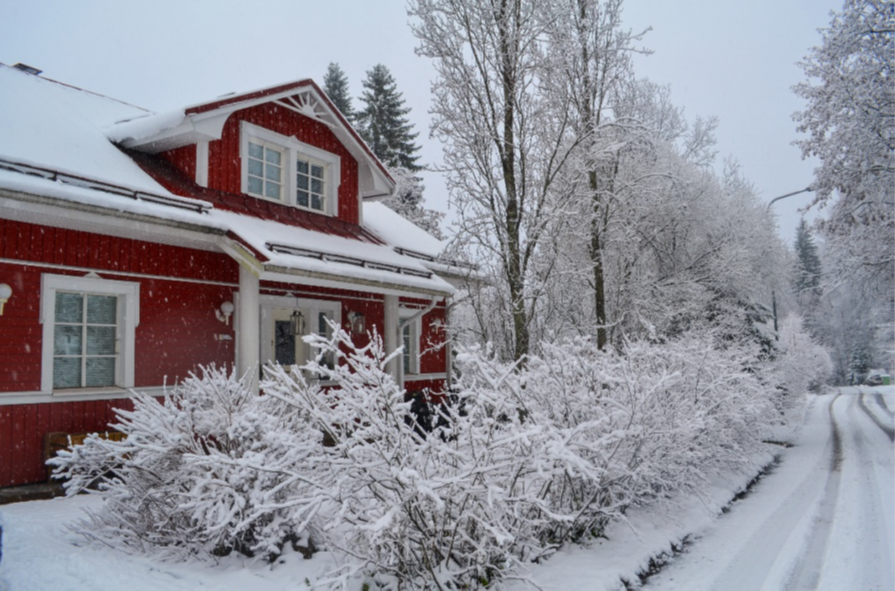 Snöigt Falu-röda hus