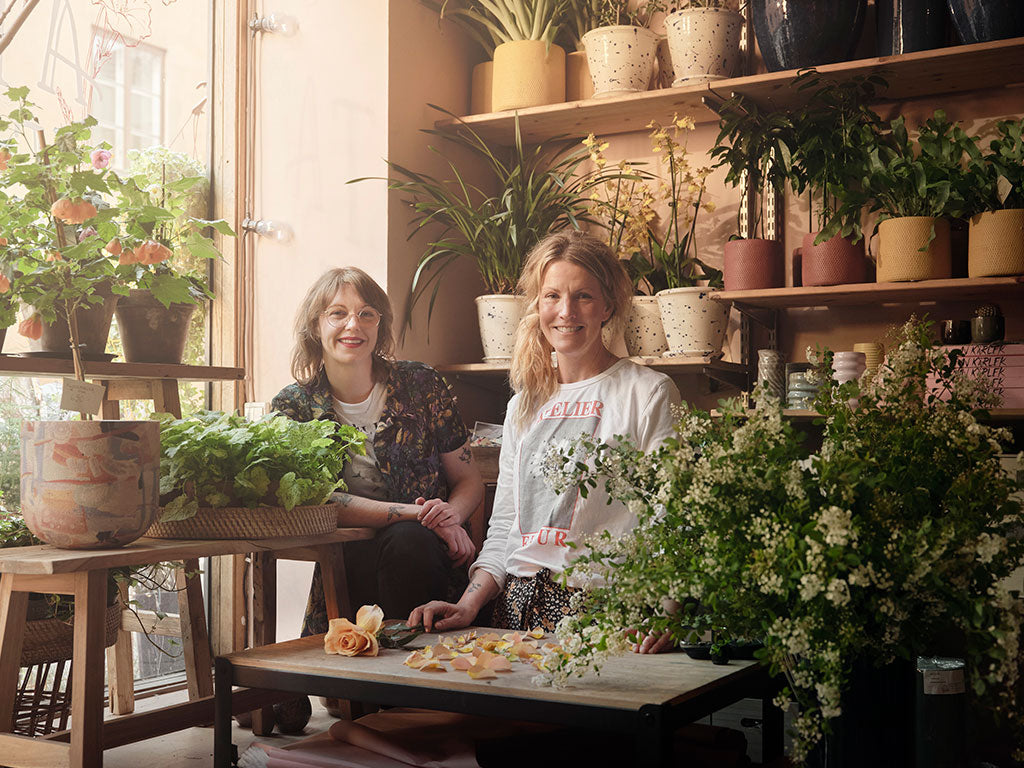 Jill & Johanna inne på Atelier Fleur med blommor & växter