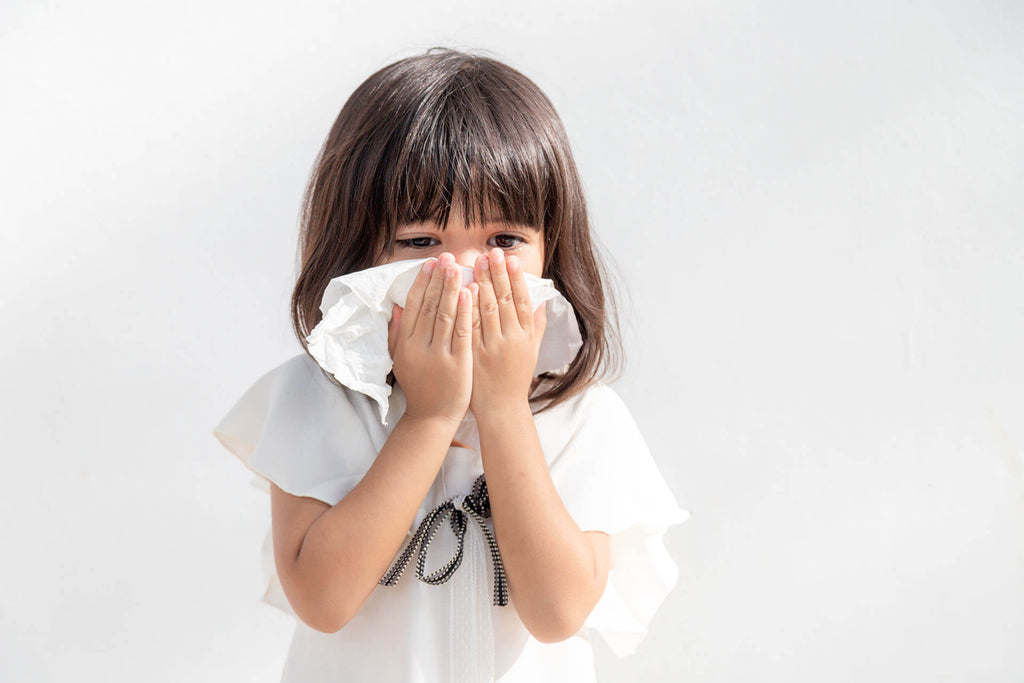 Fetita cu rinita alergica sufla nasul