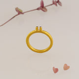 טבעת זהב צהוב 18 קראט עם אבני ספיר.