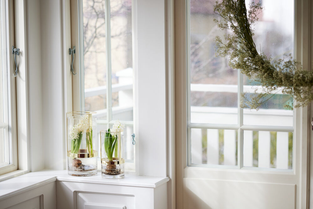 Photophores en verre de Sagaform avec une ampoule à fleurs pour la décoration, disponible chez Maison d'Abri