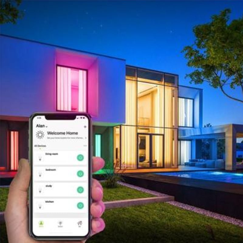 un smartphone devant une maison avec des lumières RGB