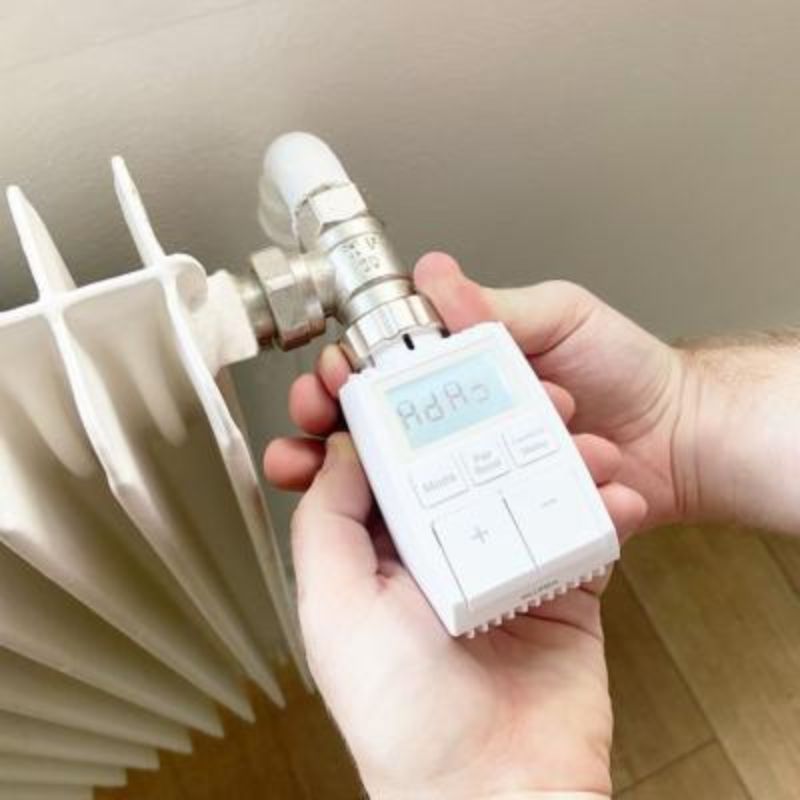 main installant un thermostat connecté