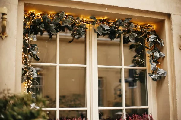 Déco des rebords de fenêtres extérieures pour Noël : nos idées 100% festives