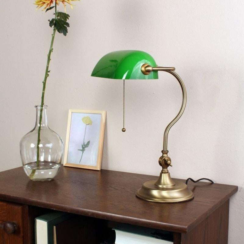 lampe à poser verte sur un bureau