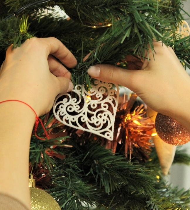 Comment décorer un sapin de Noël en blanc et bois?