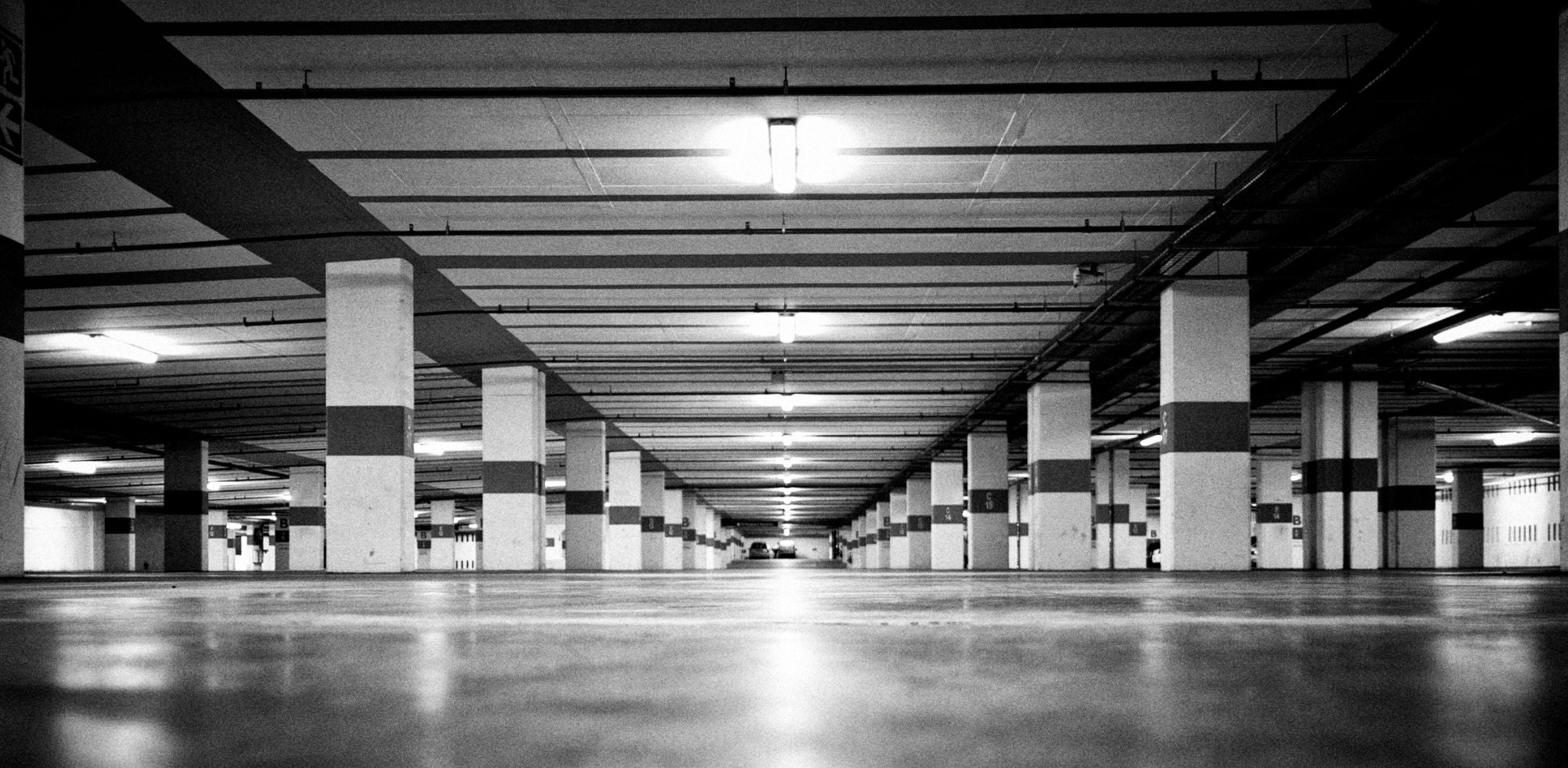 Un parking souterrain illuminé par des néons led