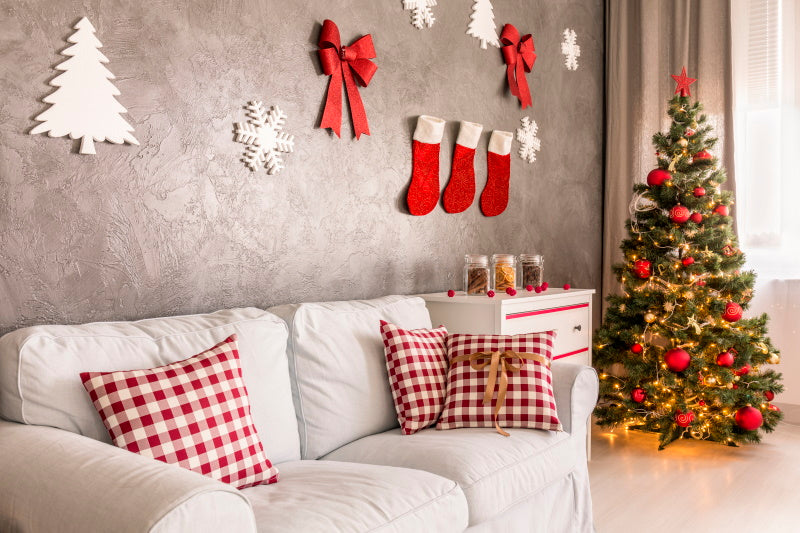 Un salon décoré avec un sapin de Noël