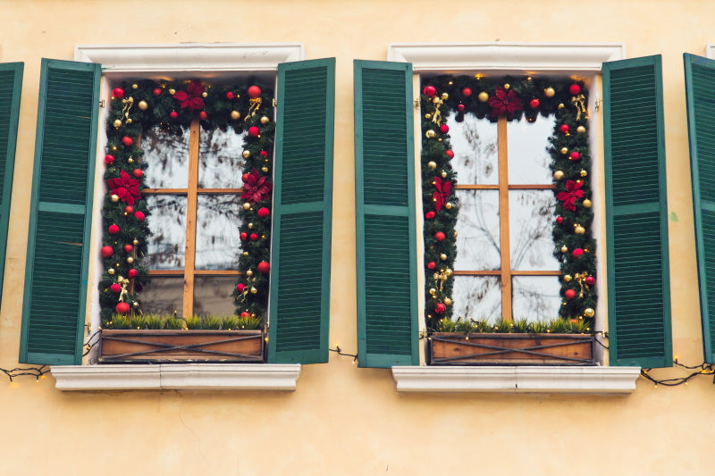 Déco des rebords de fenêtres extérieures pour Noël : nos idées 100% festives