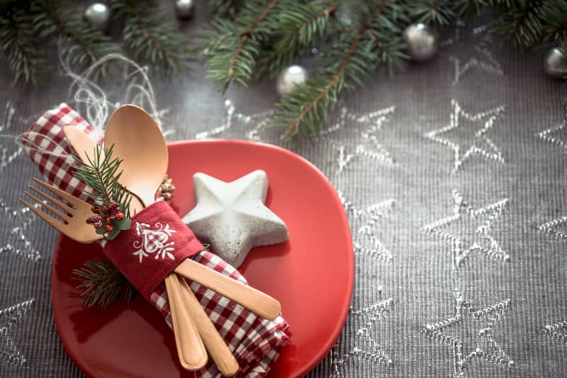 Assiette rouge pour une table de Noël