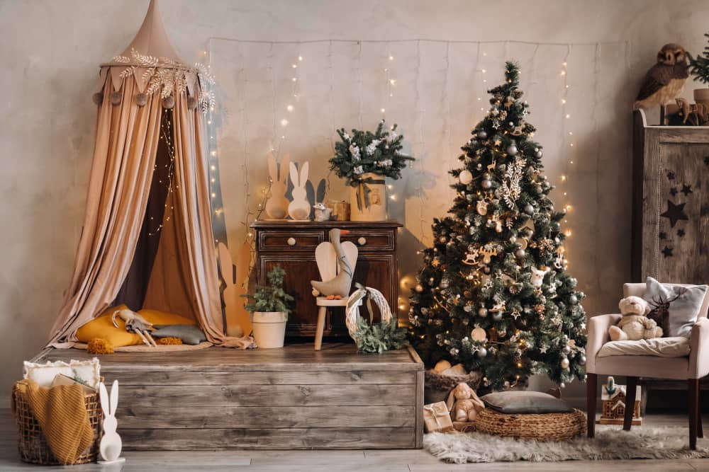 Un salon décoré avec des guirlandes de Noël