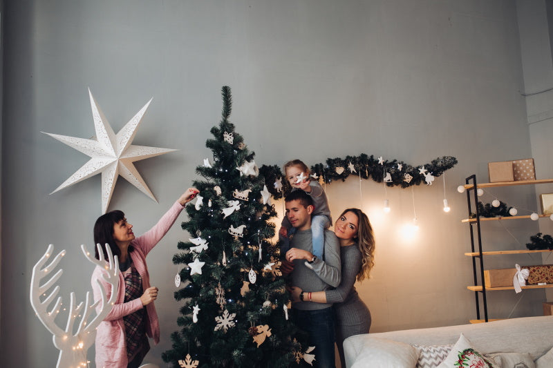 Une famille autour d'un sapin de noël décoré