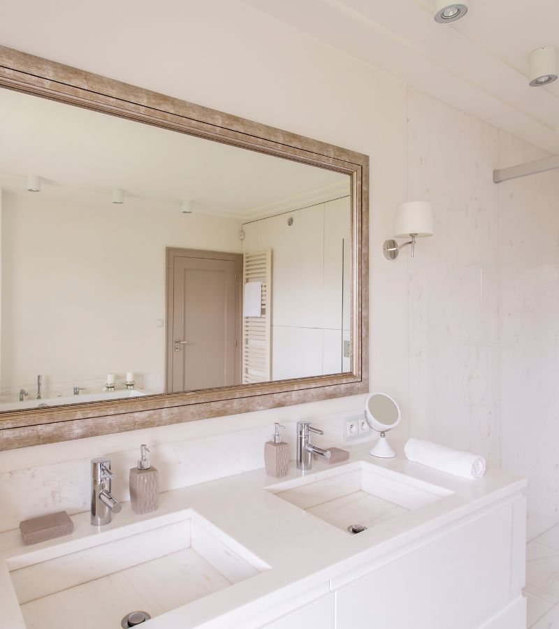 Grand miroir accroché dans une salle de bain