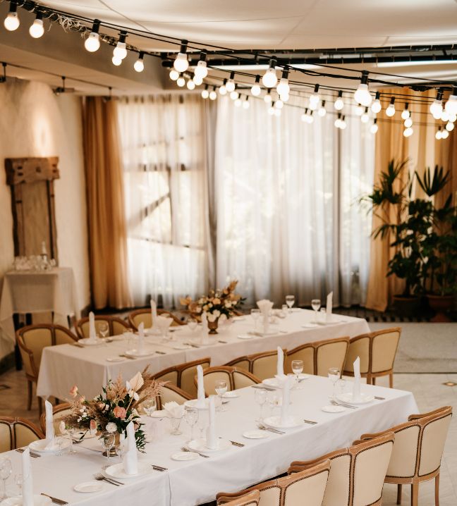 Table de mariage avec guirlande rideau