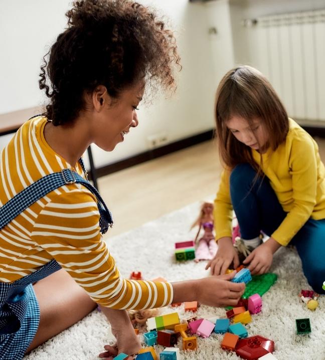 une femme jouant avec un enfant