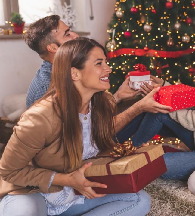 Une femme souriant à noël