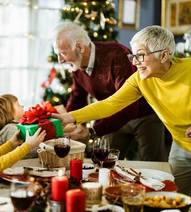 Deux grands parents recevant des cadeaux