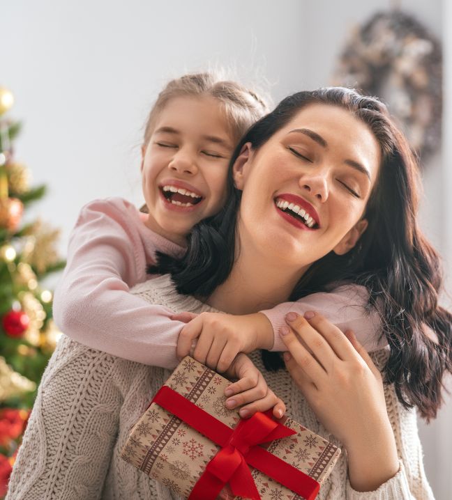 Une femme et sa fille souriant