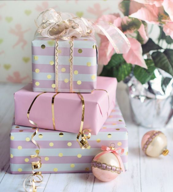 Cadeaux emballés en rose