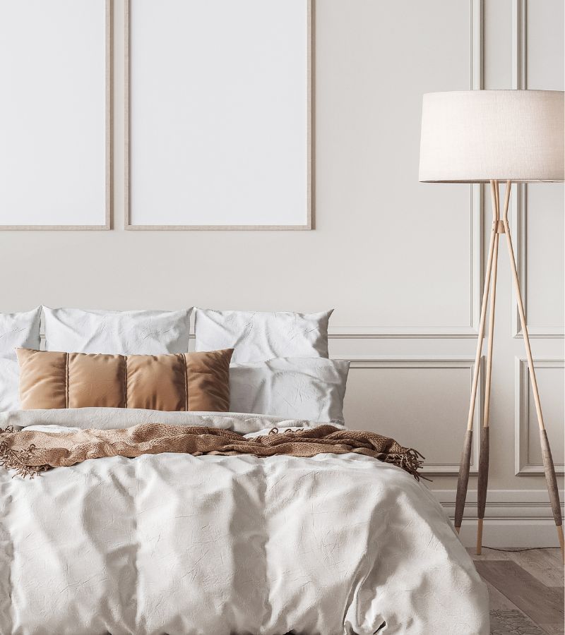 Lampadaire scandinave beige avec des pieds en bois dans la chambre