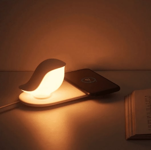 Une lampe veilleuse en forme d'oiseau