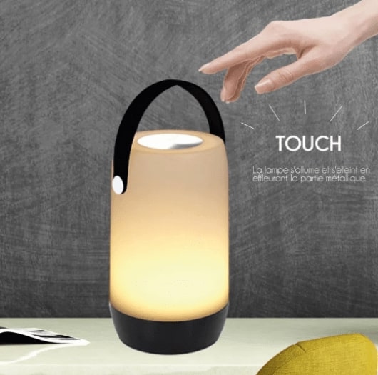 Lampe tactile posée sur une table