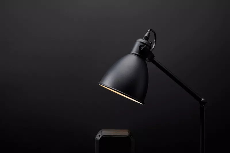 Où installer une lampe à poser noire ?