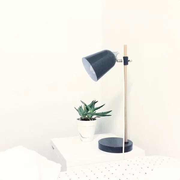 Lampe de chevet industrielle sur meuble