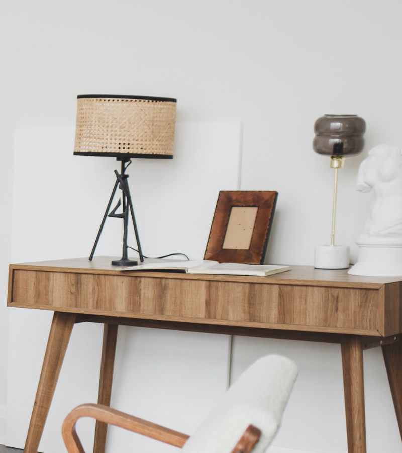 Lampe à poser scandinave en bois sur une commode