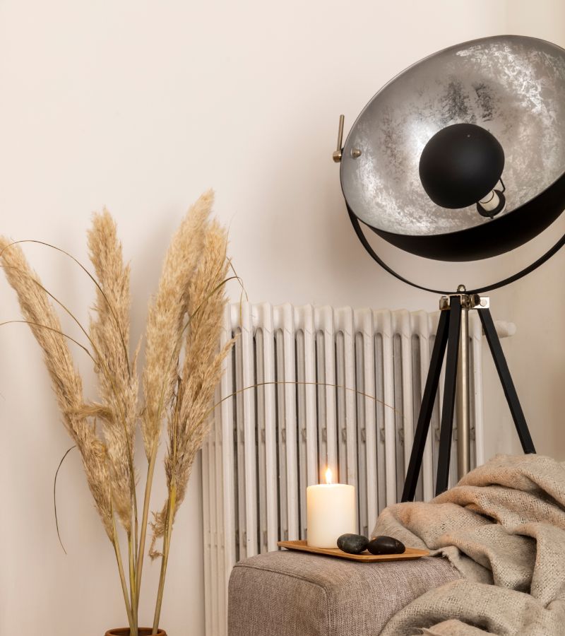 Lampe à poser gris clair dans une pièce cosy