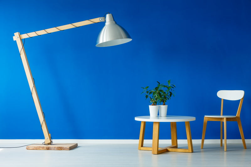 Créer une déco dans l'air du temps avec une lampe à poser en bois