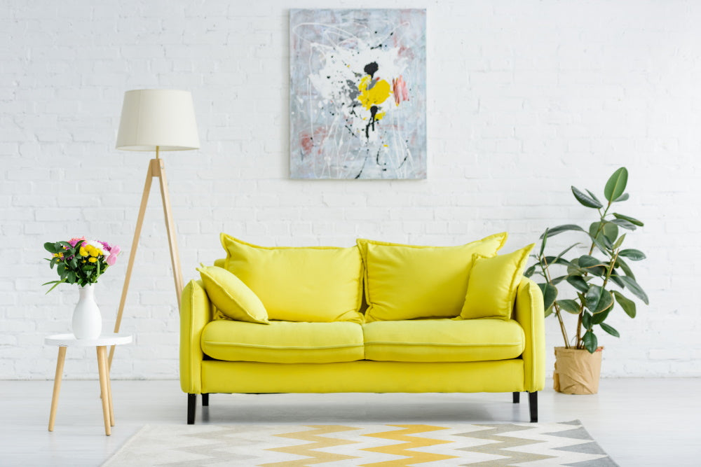 Lampe sur pied dans un salon avec canapé jaune