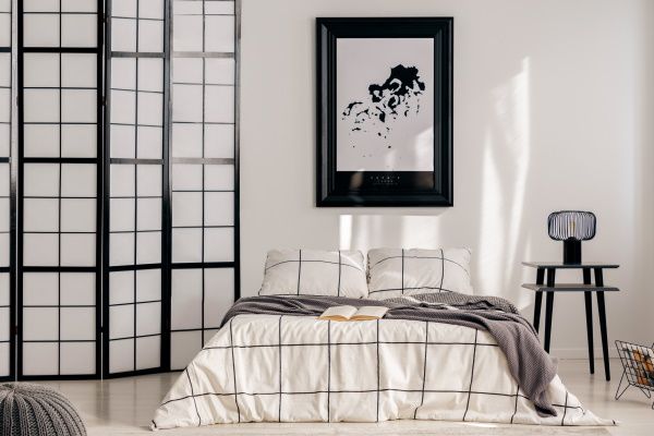 Chambre noir et blanc avec une lampe à poser