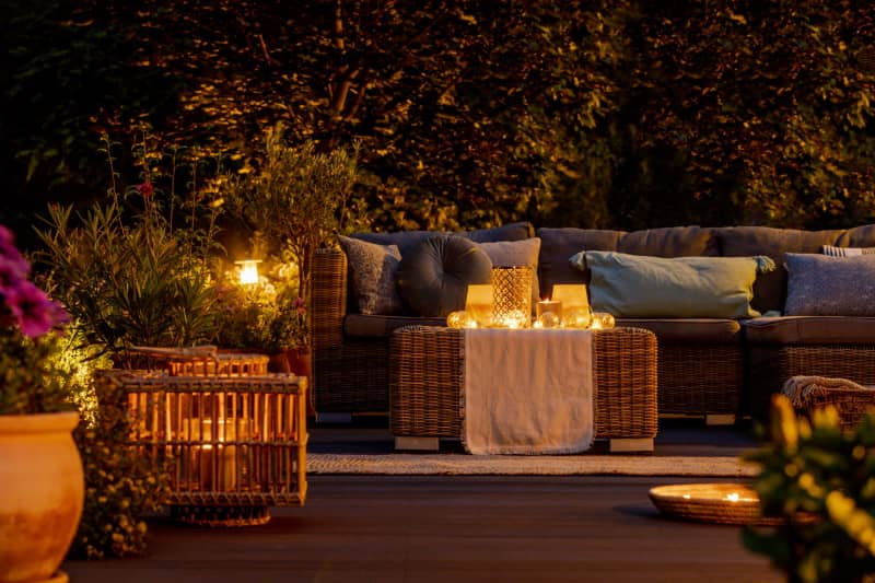 Des lampes à poser sur une terrasse