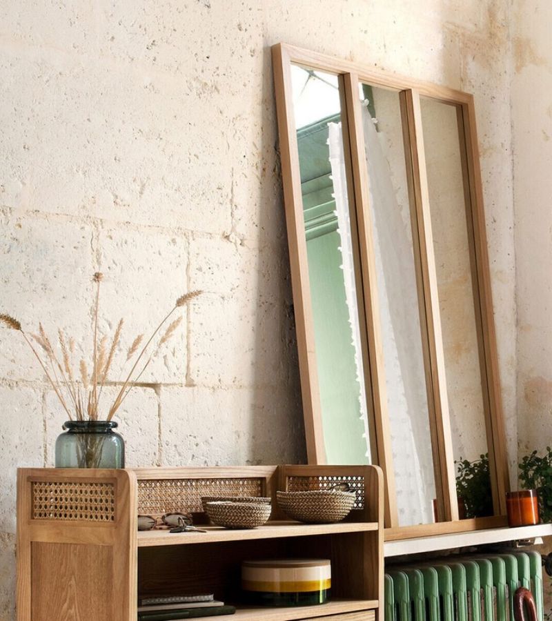 Grand miroir en bois posé 