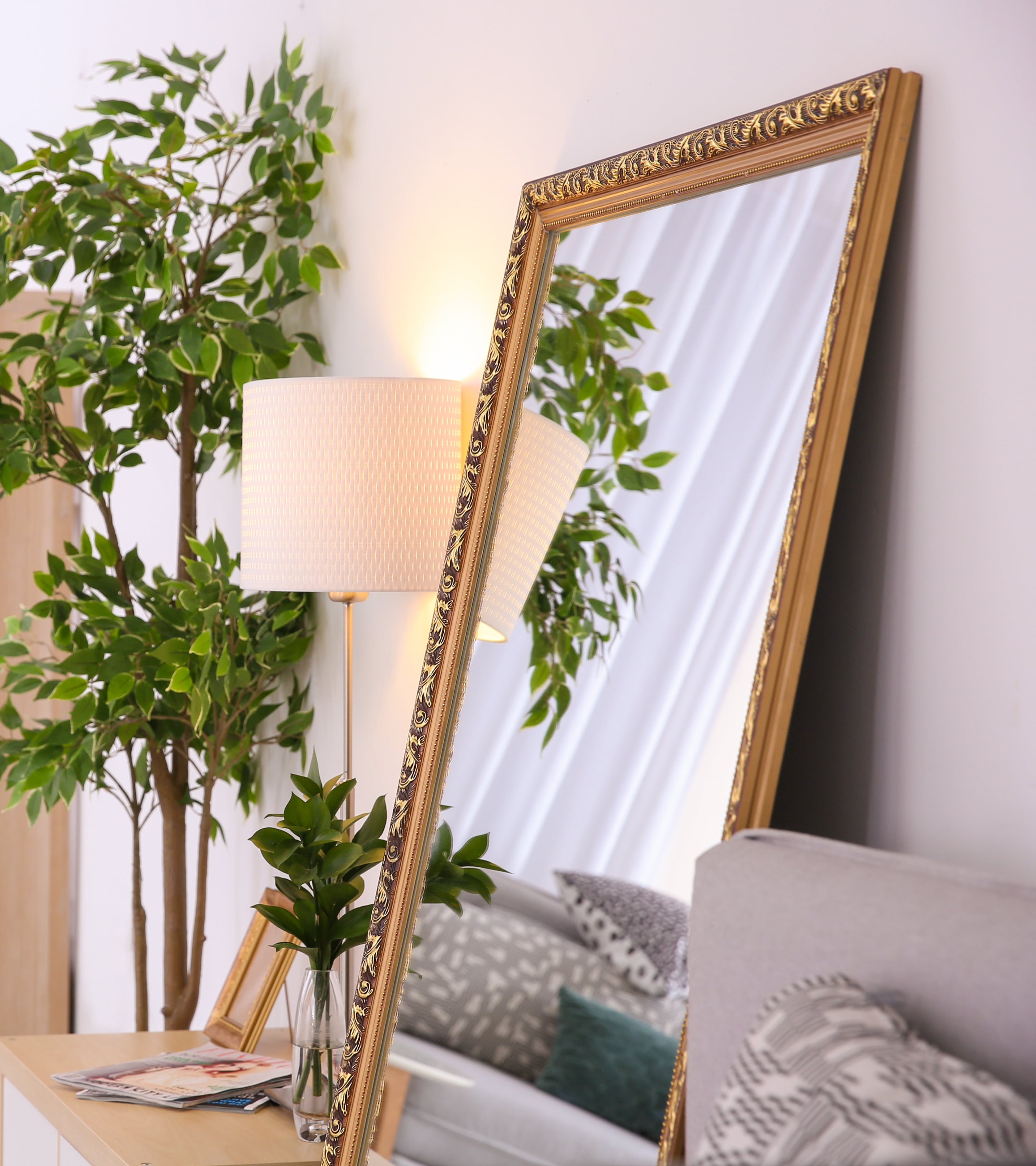 Miroir en bois accroché au mur