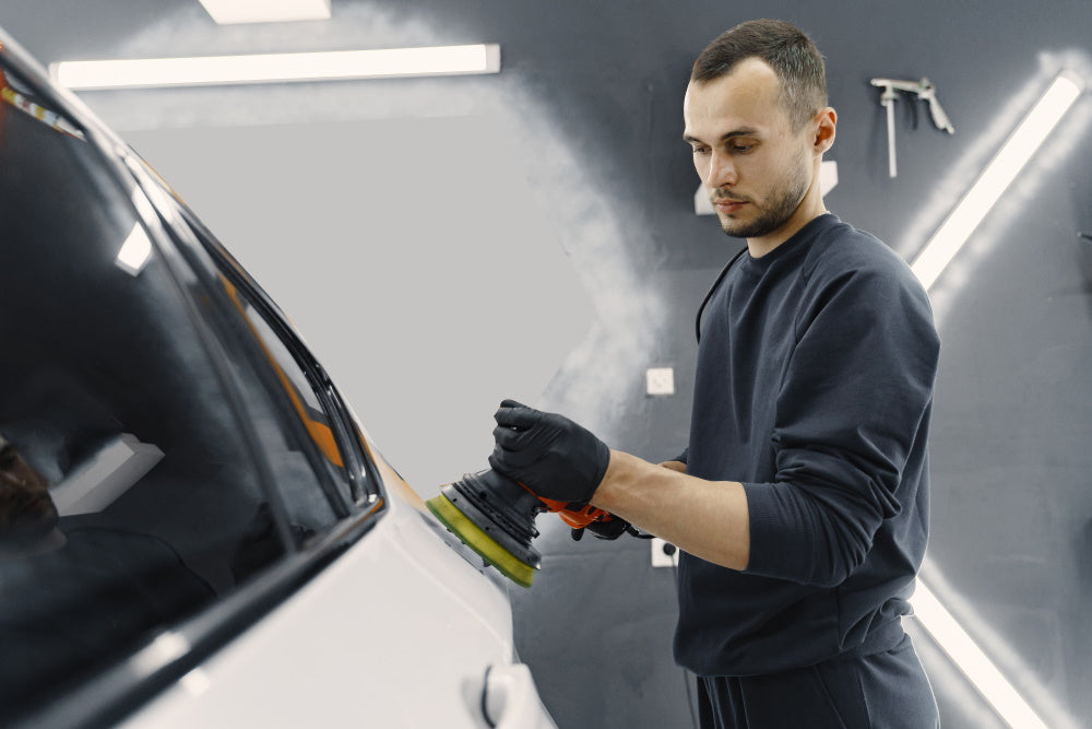 Deux réglettes dans un garage