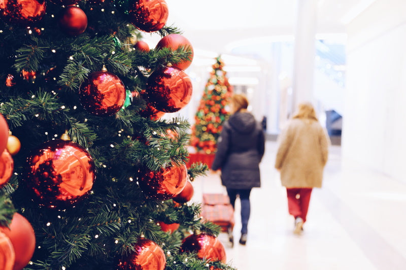 Un père avec sa fille et un sapin de Noël