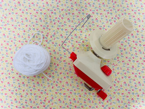 manual winder for tufting with white ball