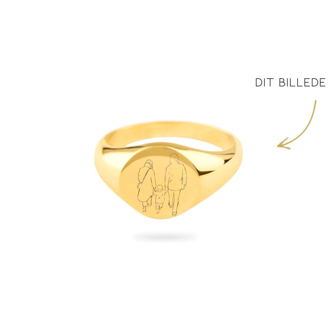 Se Personal Picture Round Signet Ring 18K Forgyldt - 56 hos Lindebæk Smykker