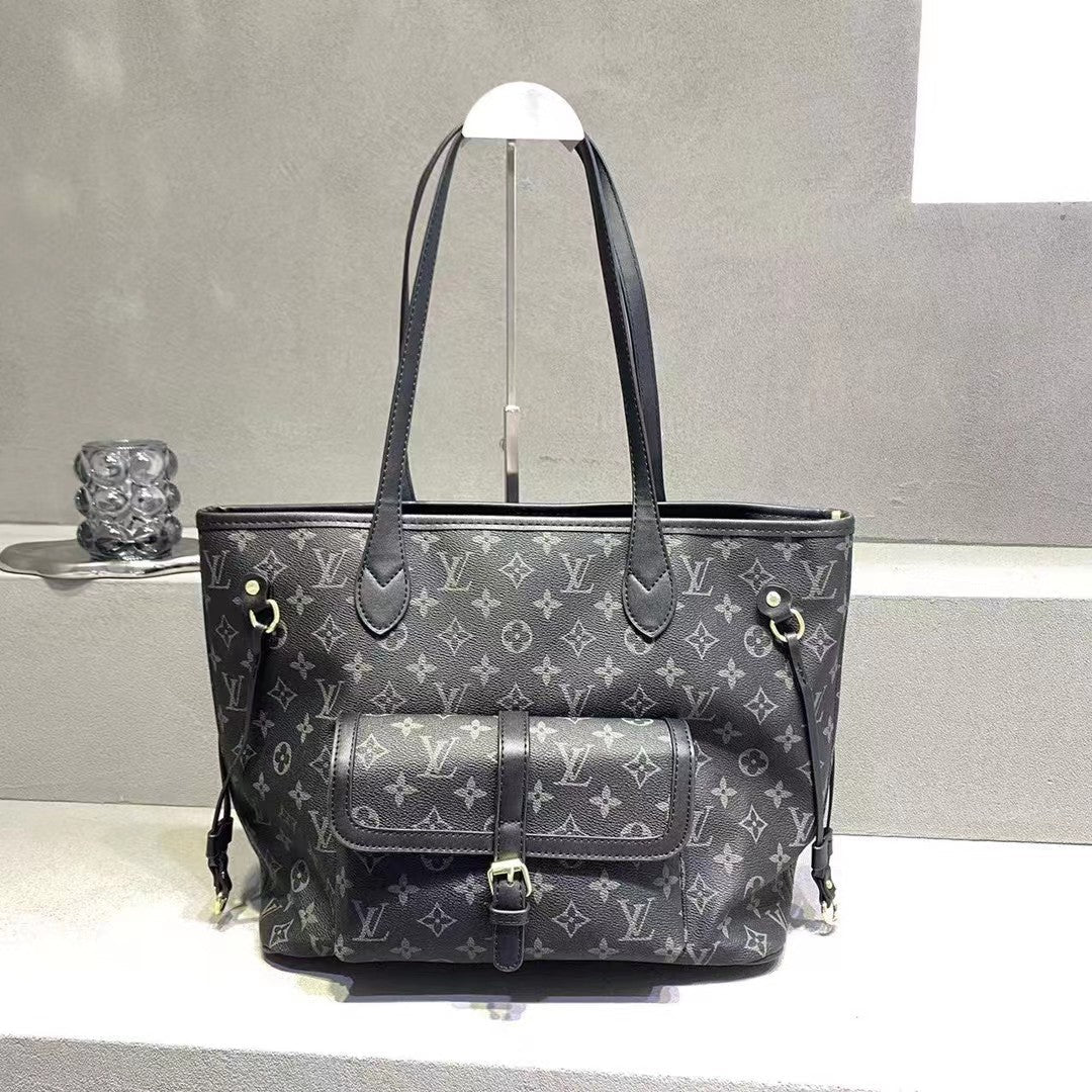 LV Louis Vuitton  Fashionable and high-quality crossbody shoulde