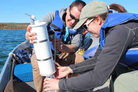 Le programme d’eau environnementale de Water First fournit des compétences techniques essentielles aux communautés autochtones, soutenant une gestion efficace des ressources en eau grâce à des programmes de formation sur mesure basés sur les priorités communautaires.