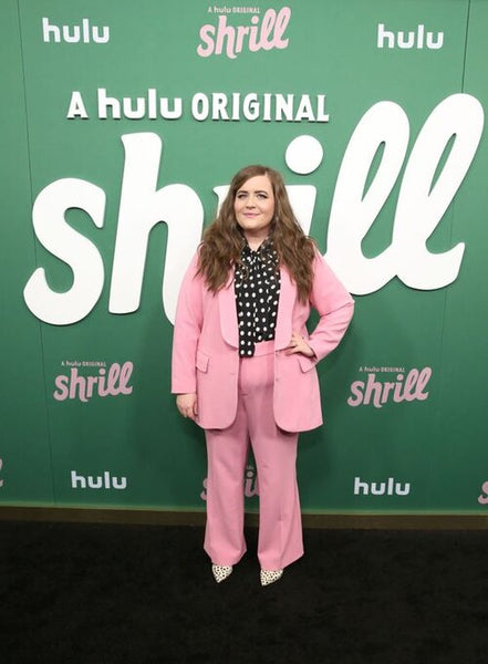 Aidy Bryant, la drôle de fille préférée de Cold Gold, porte un costume rose dont nous sommes jaloux lors de la première de son émission, Shrill, via Getty Images.