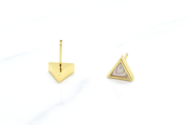 Pendientes triangulares diminutos veteados de cuarzo cristalino con baño de oro de 24k
